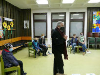 Symbolische Mantelteilung mit den Kommunionkindern (Foto: Karl-Franz Thiede)